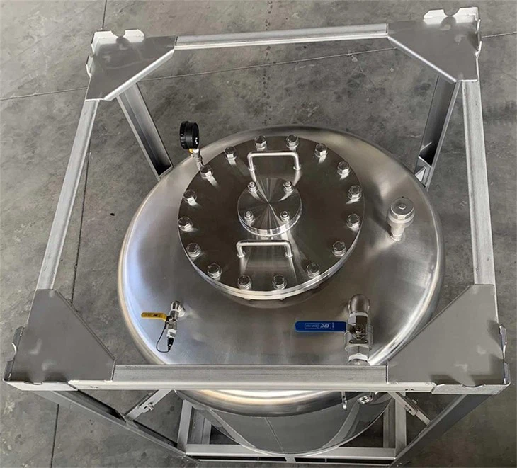 Flange manhole